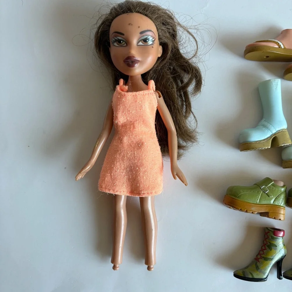 Y2K Bratz Yasmin Doll 2001 MGA Peach Dress with 4 Pairs Shoes Lot Camo Boots